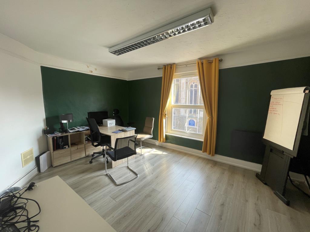 Lot: 114 - TOWN CENTRE COMMERCIAL INVESTMENT - First floor office